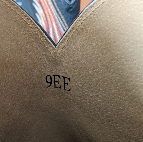 SOLD Ariat International Cowboy Boots, Leather, Gorgeous Stitching, Size 9EE - Picture 10 of 12